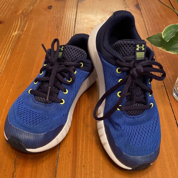 Boys sneakers size 1.5 Clearance